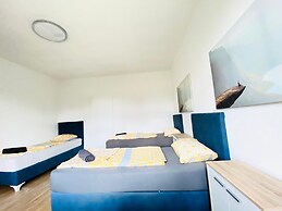 Spacious 4BR for 15 & 15 Min to Danube