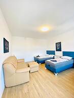 Spacious 4BR for 15 & 15 Min to Danube