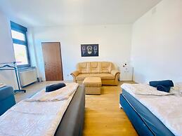Spacious 4BR for 15 & 15 Min to Danube