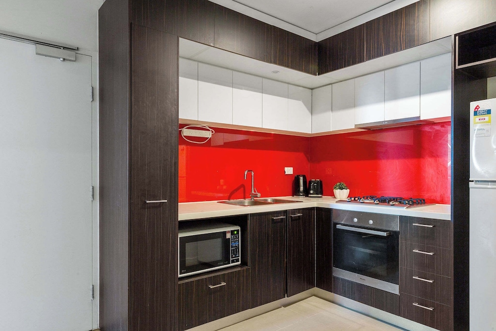2BR Apt Next to Melbourne Central With City Views