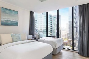 Large 3BR Apt Near Crown, Sleeps 10, Free Parking