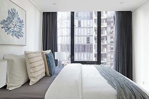 Large 3BR Apt Near Crown, Sleeps 10, Free Parking