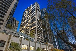 Large 3BR Apt Near Crown, Sleeps 10, Free Parking