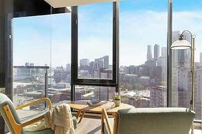 Large 3BR Apt Near Crown, Sleeps 10, Free Parking