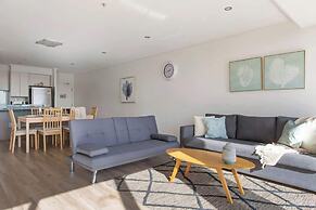 Large 3BR Apt Near Crown, Sleeps 10, Free Parking