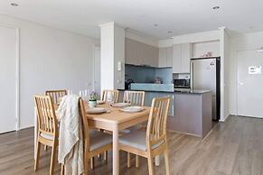 Large 3BR Apt Near Crown, Sleeps 10, Free Parking
