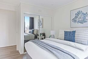 Large 3BR Apt Near Crown, Sleeps 10, Free Parking