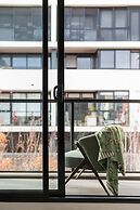 A Cozy 2BR Apt Next to The Yarra River
