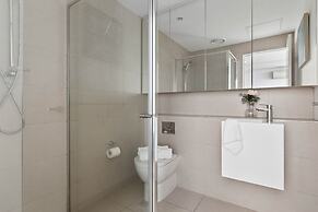 A Cozy 2BR Apt Next to The Yarra River
