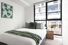 A Cozy 2BR Apt Next to The Yarra River