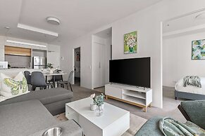 A Cozy 2BR Apt Next to The Yarra River
