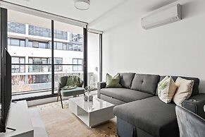 A Cozy 2BR Apt Next to The Yarra River