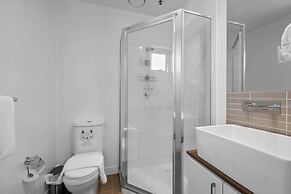 A Spacious 2BR Apt Near Melbourne Central