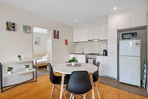 A Spacious 2BR Apt Near Melbourne Central