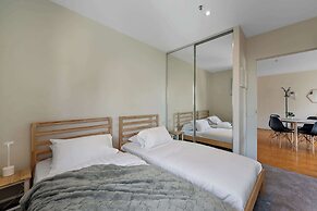 A Spacious 2BR Apt Near Melbourne Central