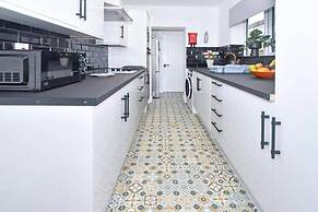 Spacious Home Sleeps 6 With Parking