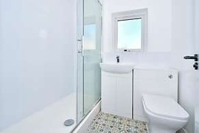 Spacious Home Sleeps 6 With Parking
