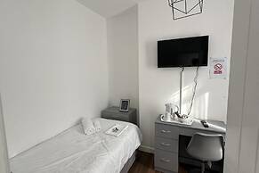 Spacious Home Sleeps 6 With Parking