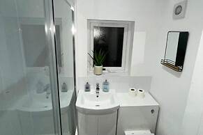 Spacious Home Sleeps 6 With Parking