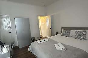 Spacious Home Sleeps 6 With Parking