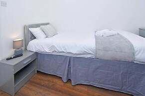 Spacious Home Sleeps 6 With Parking