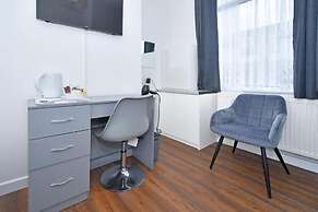 Spacious Home Sleeps 6 With Parking