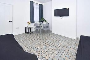 Spacious Home Sleeps 6 With Parking