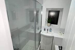 Spacious Home Sleeps 6 With Parking