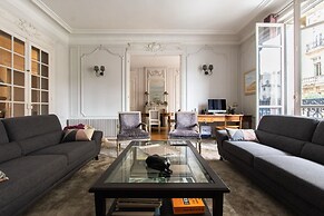 Splendid 5BR Family Apartment - Trocadero