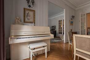 Splendid 5BR Family Apartment - Trocadero