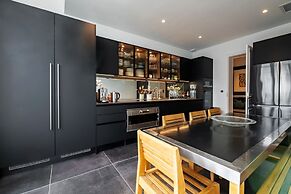 Prestigious Apartment Near the Trocadero
