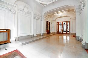 Prestigious Apartment Near the Trocadero