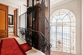 Prestigious Apartment Near the Trocadero