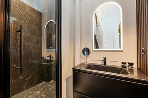 Prestigious Apartment Near the Trocadero