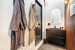 Prestigious Apartment Near the Trocadero