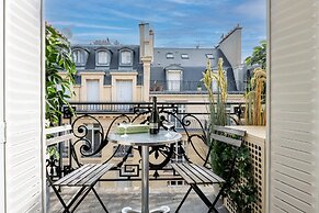 Prestigious Apartment Near the Trocadero