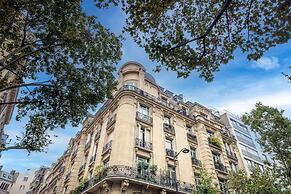 Prestigious Apartment Near the Trocadero