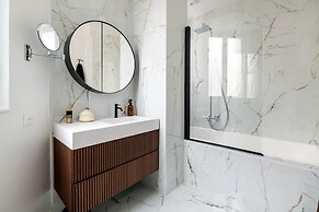 Prestigious Apartment Near the Trocadero