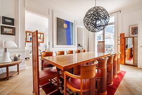 Prestigious Apartment Near the Trocadero