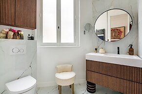 Prestigious Apartment Near the Trocadero