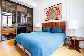 Prestigious Apartment Near the Trocadero