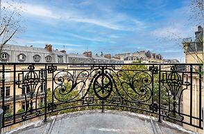 Prestigious Apartment Near the Trocadero