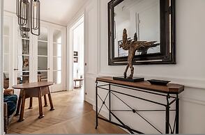Prestigious Apartment Near the Trocadero