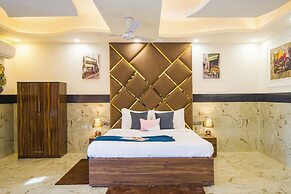 ELIVAAS Ivory Estate Pet-friendly Farm