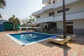 ELIVAAS Ivory Estate Pet-friendly Farm