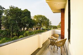 ELIVAAS Ivory Estate Pet-friendly Farm