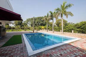 ELIVAAS Ivory Estate Pet-friendly Farm
