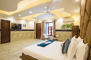 ELIVAAS Ivory Estate Pet-friendly Farm