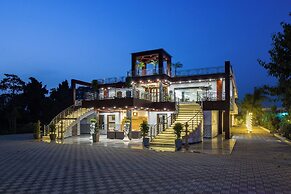 ELIVAAS Ivory Estate Pet-friendly Farm