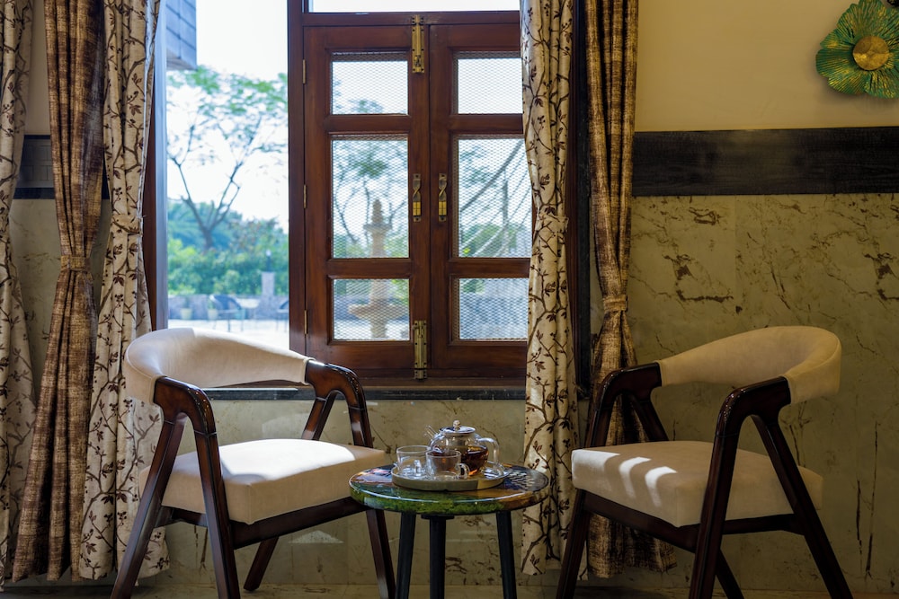 ELIVAAS Ivory Estate Pet-friendly Farm